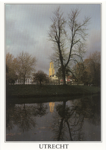 601975 Gezicht op de in zonlicht badende Domtoren te Utrecht met op de voorgrond de spiegeling in de Stadsbuitengracht ...